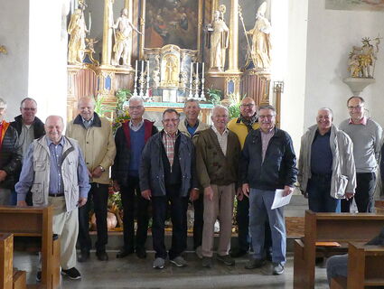 Gruppenfoto in einer Kirche