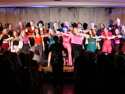 Bunt gekleideter Chor