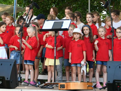 Kinderchor singt draußen