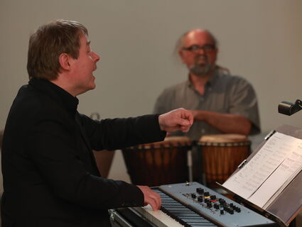 Der Chorleiter dirigiert vom Klavier aus