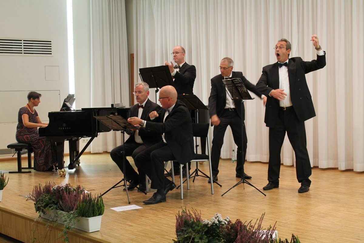 Fünf Sänger und eine Pianistin