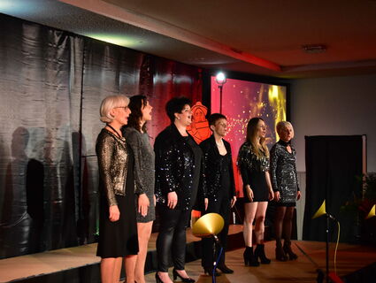 6 Frauen auf der Bühne