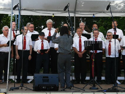 Männerchor singt draußen