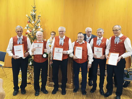 Sechs Herren mit Urkunden