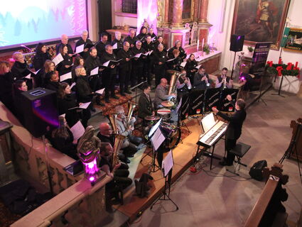 Chorkonzert mit Bläsern aus der Vogelperspektive